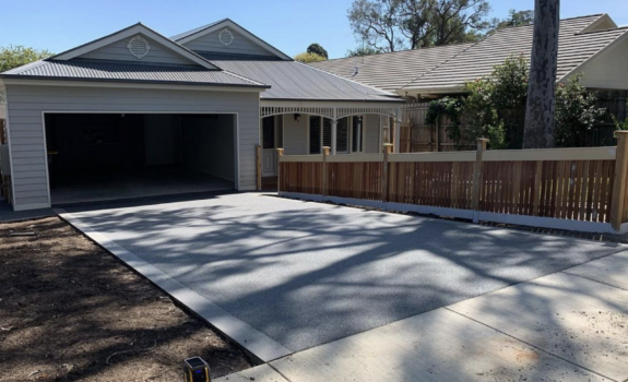 Driveway using permeable paving in colour “Silver Ash” permeable paving with a bluestone border.